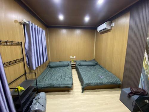 Postel nebo postele na pokoji v ubytování FarmStay Làng Doanh Nhân