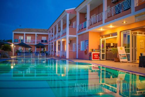 Bazén v ubytování Angelina Hotel & Apartments nebo v jeho okolí