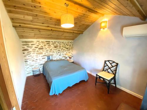 En eller flere senge i et værelse på APPARTEMENT DUPLEX - 100M DE LA PLAGE DE ST CLAIR