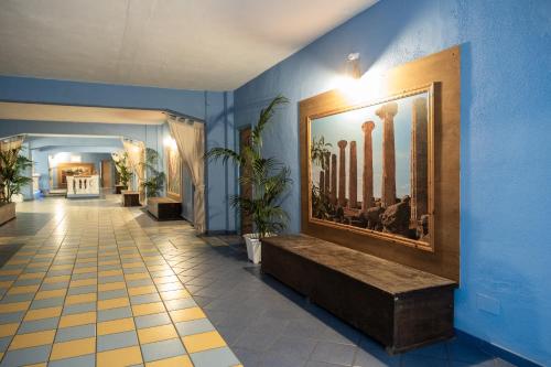 korytarz z obrazem palm na ścianie w obiekcie Oasi Azzurra w mieście San Saba