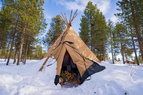 ユッカスヤルビにあるReindeer Lodgeの森の雪の中のテント