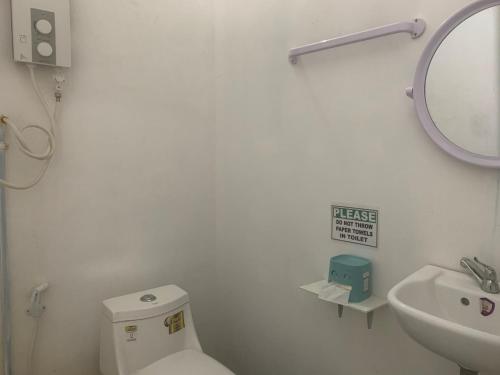 The Real Place Hostel في باتامبانغ: حمام مع مرحاض ومغسلة ومرآة