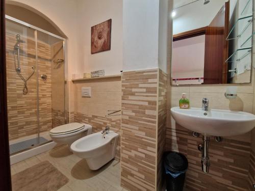 Santa Venere Apartments "Parcheggio privato" في تروبيا: حمام مع حوض ومرحاض ودش