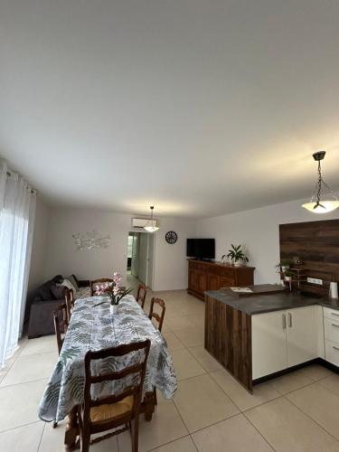 une cuisine et une salle à manger avec une table dans une pièce dans l'établissement Villa Mirabelle 4 personnes, à Châteauneuf-de-Gadagne