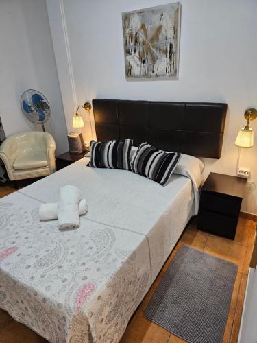 een slaapkamer met een groot bed met 2 kussens bij Apartamento Doble Exterior en la GRAN VIA de Madrid in Madrid