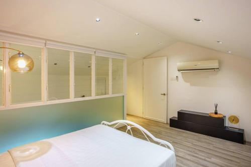 Postel nebo postele na pokoji v ubytování Georgetown Minimalist Elegance 4BR 8Pax