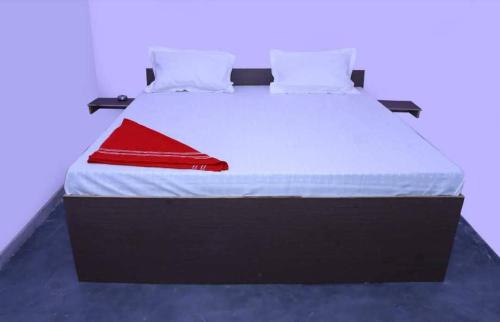 Una cama o camas en una habitación de OYO Hotel Crewford