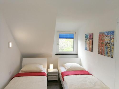 Postel nebo postele na pokoji v ubytování Gästehaus Koblenz - Dachgeschoss