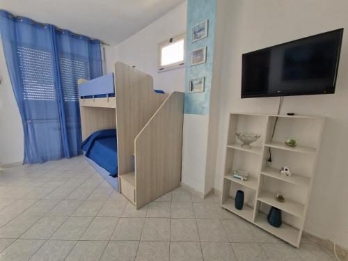 um pequeno quarto com um beliche e uma televisão em Santa Venere Apartments "Parcheggio privato" em Tropea