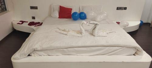 Posteľ alebo postele v izbe v ubytovaní Flagship Hotel Saffron