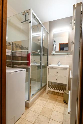 une salle de bain avec une douche, un lavabo et un miroir dans l'établissement Le Solarium - Piscine - 7 pers - Centre Port, au Cap d'Agde