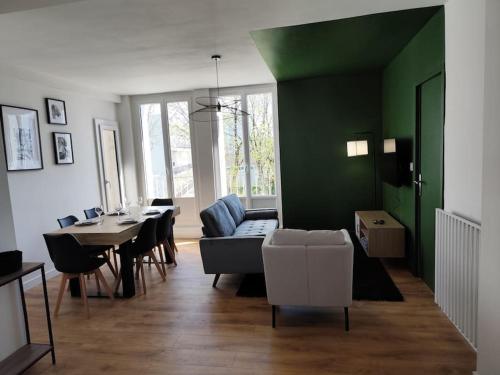 un salon avec un canapé et une table dans l'établissement Le Pic vert By Nid'Ouest 3 Chambres, à Quimper
