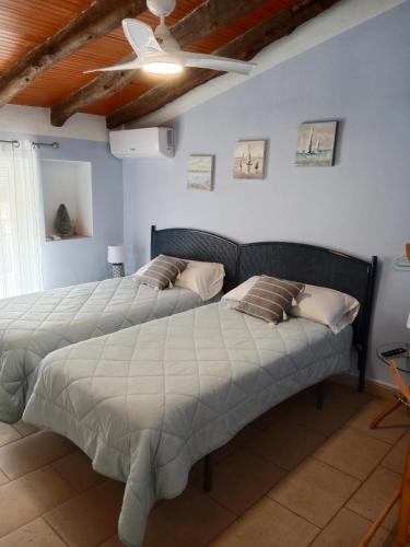 two beds sitting next to each other in a bedroom at La Milotxa in Adsubia