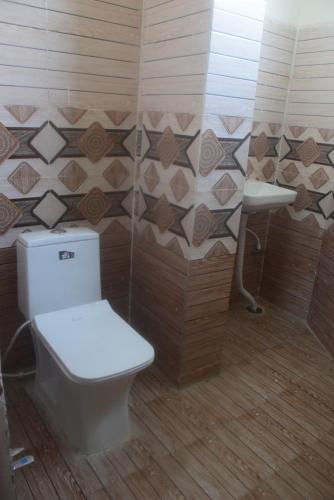 Un baño de Hotel Thakur Ji