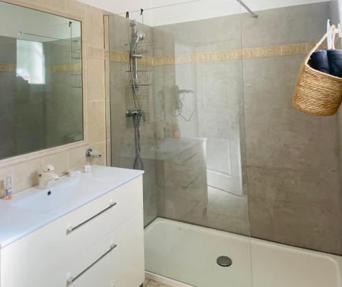 a bathroom with a shower and a sink at LOGEMENTS ACCÈS PISCINE - T2 Résidence Serena in Cuttoli-Corticchiato