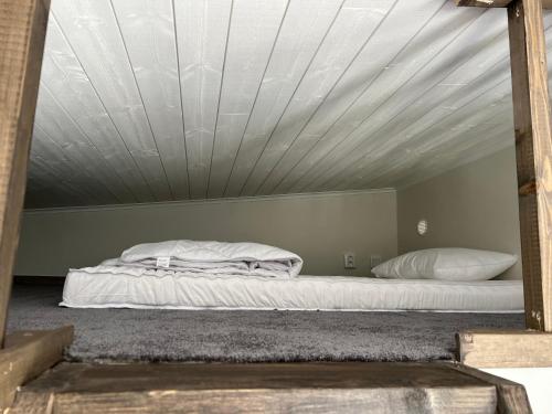 Tempat tidur dalam kamar di Attefallare i äppelriket