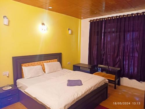 奈尼塔爾的住宿－Mansa Home Stay，一间卧室设有一张大床和一个窗户。