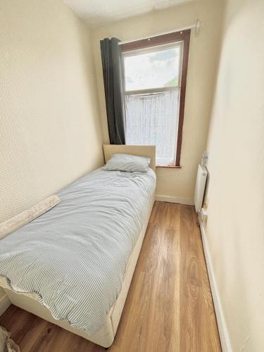 Postel nebo postele na pokoji v ubytování Spacious Room in Ilford
