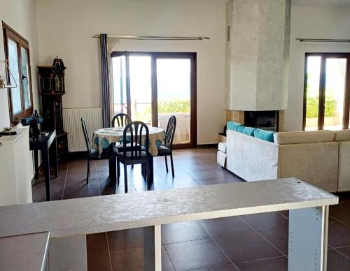 cocina y sala de estar con mesa y sillas en Πέτρινο αρχοντικό, 