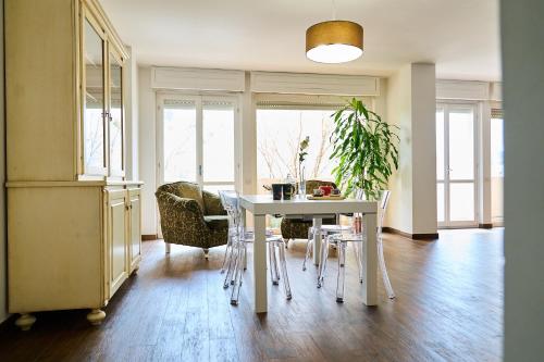 卡爾博尼亞的住宿－Casa Rosita，一间配备有白色桌椅的用餐室