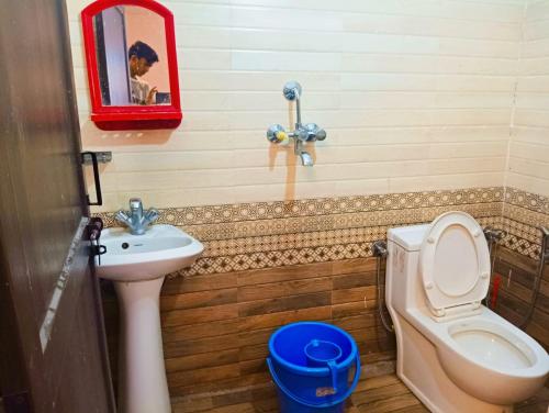 奈尼塔爾的住宿－Mansa Home Stay，一间带卫生间和水槽的浴室