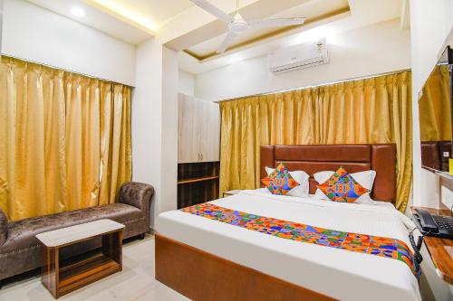 1 dormitorio con 1 cama y 1 silla en FabHotel The Luxurie International en kolkata