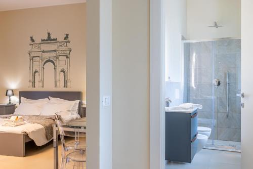 ein Schlafzimmer mit einem Bett und ein Badezimmer mit einer Dusche in der Unterkunft Boccaccio's Flats in Mailand