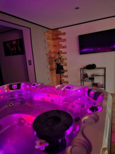 een kamer met paarse verlichting op een tafel bij Les bulles d'or in Flémalle-Grande