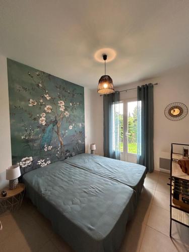 - une chambre dotée d'un lit bleu et d'une peinture murale dans l'établissement Villa Mirabelle 4 personnes, à Châteauneuf-de-Gadagne