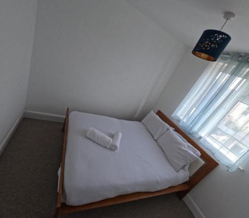a small bed in a room with a window at Doubled bedroom in Portsmouth
