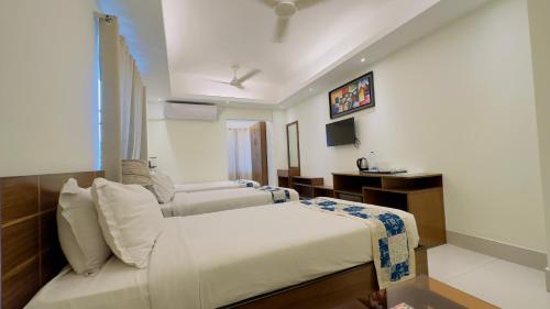 une chambre d'hôtel avec un lit et un canapé dans l'établissement Hotel The Grand Hyatt Dhaka, à Dhaka