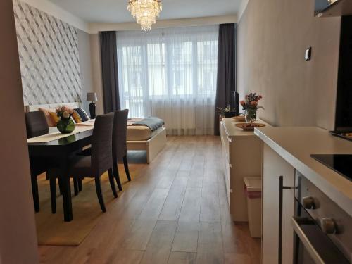 Jackquaters في بودابست: مطبخ وغرفة معيشة مع طاولة وغرفة طعام