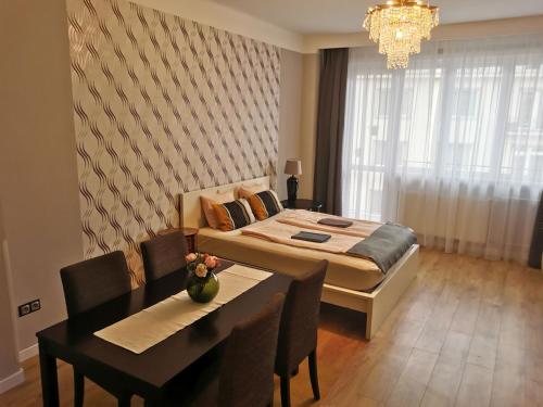 Un dormitorio con una cama y una mesa y sillas. en Jackquaters, en Budapest