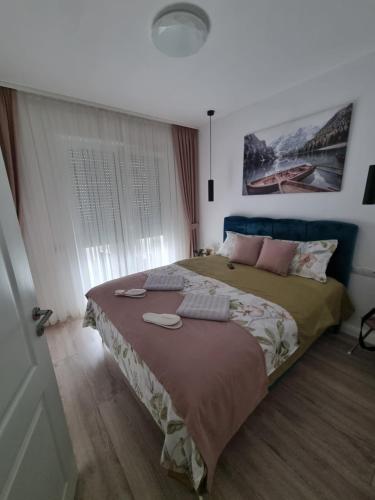 una camera da letto con un letto grande in una stanza di Roxana Residence a Oradea
