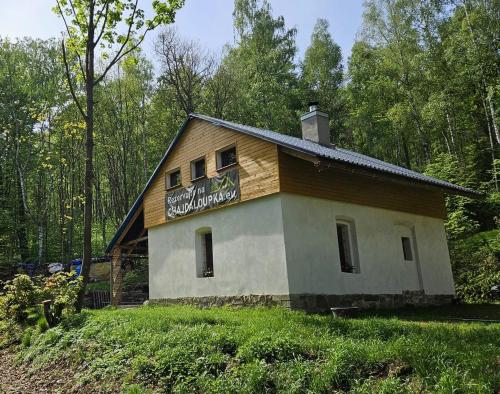 ein Haus mit einem Schild an der Seite in der Unterkunft Chajdaloupka 