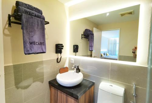 uma casa de banho com um lavatório e um espelho em The Sandstone - Bangsar Trade Centre em Kuala Lumpur