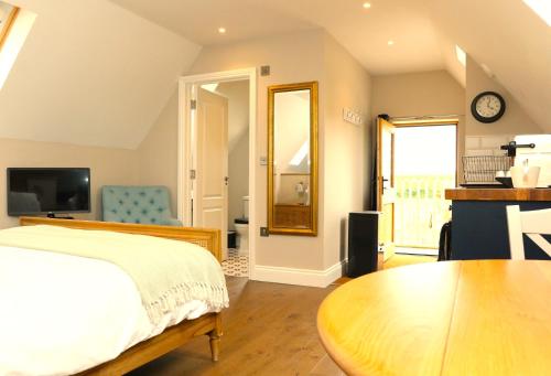 TV a/nebo společenská místnost v ubytování The Loft at the Croft - Stunning rural retreat perfect for couples & dogs