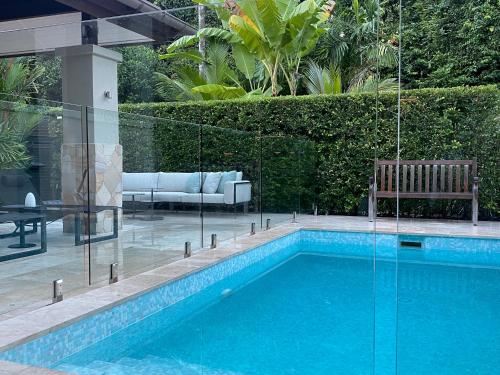 Bazén v ubytování AQUA Beachfront Villa Port Douglas nebo v jeho okolí