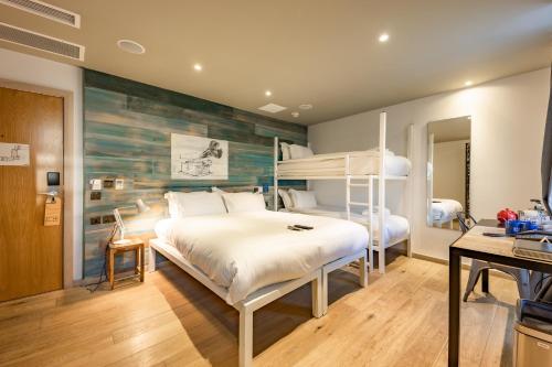 - une chambre avec des lits superposés et un bureau dans l'établissement Stay Central Hotel, à Édimbourg