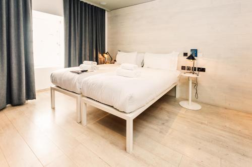 En eller flere senge i et værelse på Stay Central Hotel