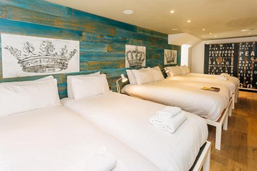 En eller flere senge i et værelse på Stay Central Hotel