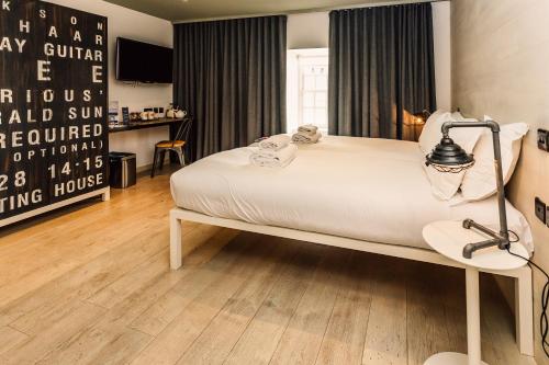 En eller flere senge i et værelse på Stay Central Hotel