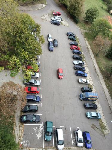 eine Luftaufnahme eines Parkplatzes mit Autos in der Unterkunft Hotel Park in Burgas City