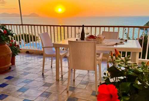 Ponza Vista Mare في بونسا: طاولة وكراسي على شرفة مع المحيط
