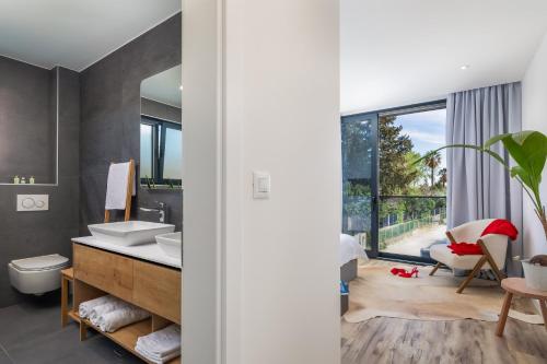 Vannituba majutusasutuses Luxury Villa Etera with Heated Pool