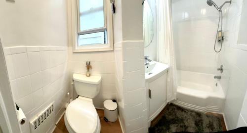 biała łazienka z toaletą i umywalką w obiekcie 0-A Diamond in Yonkers, NY w mieście Yonkers