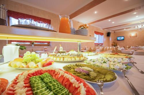 a buffet with many different types of food on a table at Dom Wypoczynkowy u Staszla in Bańska Wyżna