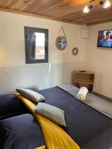 Un dormitorio con una cama grande con almohadas. en Bungalow la Jo Ya avec jacuzzi en supp À Bras-Sec, en Cilaos
