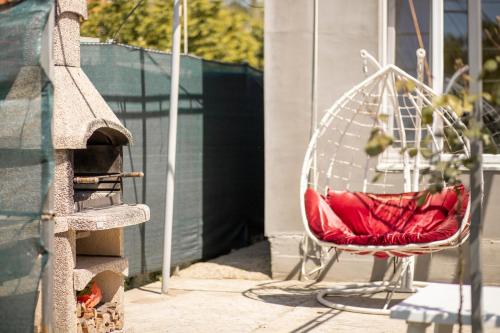 une chaise assise sur une terrasse couverte à côté d'un bâtiment dans l'établissement Black Sea STAR, à Tchornomorsk