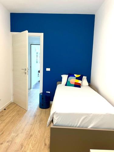 a blue bedroom with a bed and a blue wall at LA ROSA DEL SILE in Quarto dʼAltino
